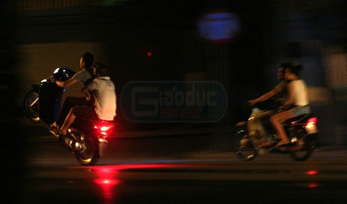 "Ma tốc độ" ban đêm ở Hà Nội là ác mộng với những người có việc phải đi về khuya